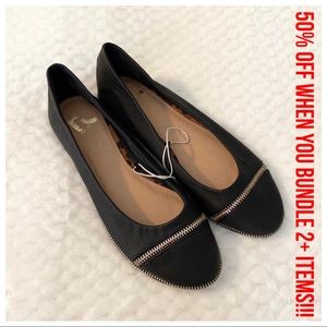 NWOT!! Report Black Gold Zipper Flats | 8.5